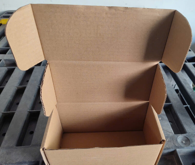 Hộp carton đựng quần áo 25x25x3cm