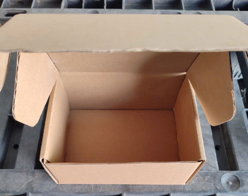 Hộp carton đựng quần áo 25x25x3cm